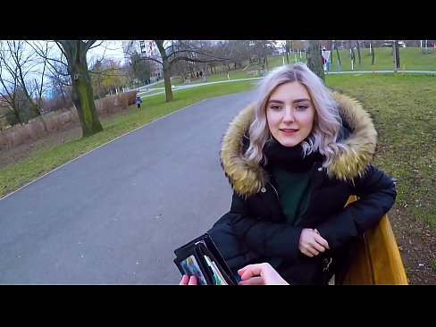 ❤️ Pogoltne tujčevo vročo spermo za denar - fafanje v parku Eva Elfie ️ Anal video pri nas